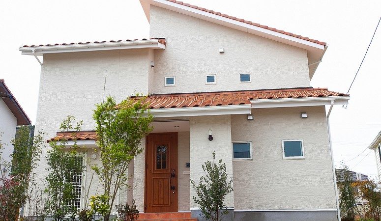 木々と草花に囲まれた南欧風住宅 シマダ株式会社 木々と草花に囲まれた南欧風住宅 シマダ株式会社